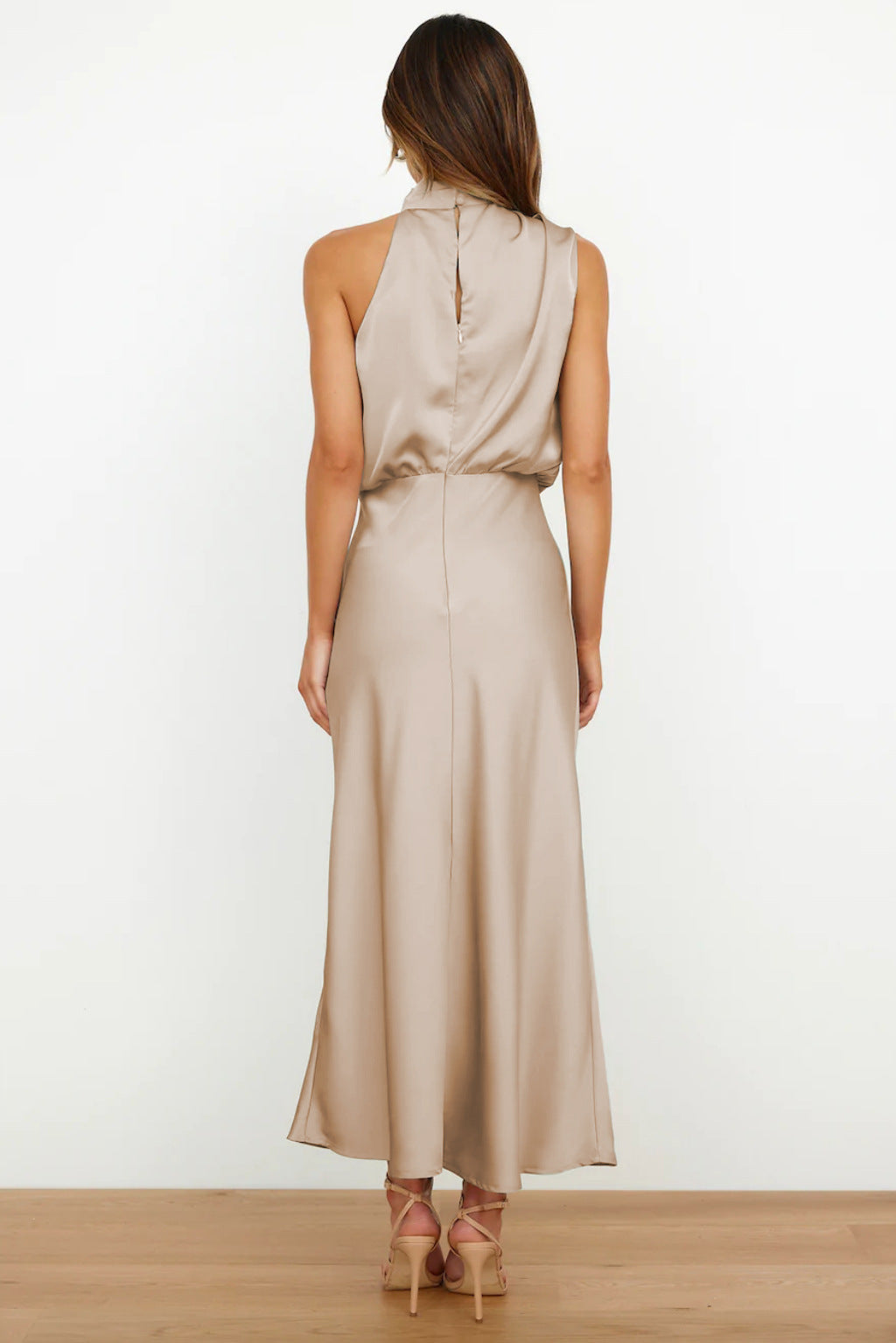 Benthe - Midi Kjole med Off-the-Shoulder Design