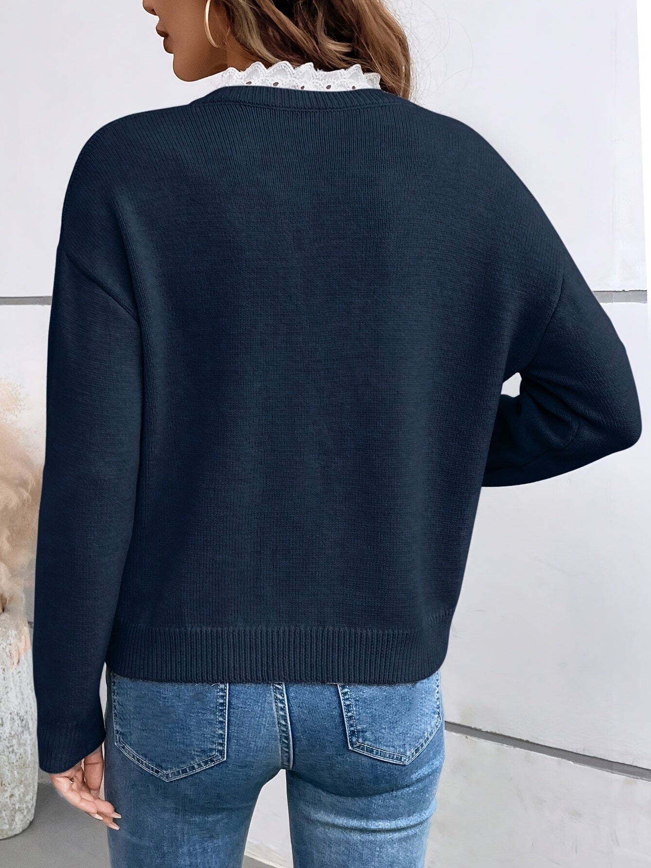 Yara | Sweater med v-hals og blondeafslutning