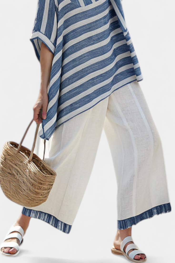 Elegant linned sæt i middelhavsstil med blå striber og bukser med afsluttet bund for et friskt og stilfuldt look
