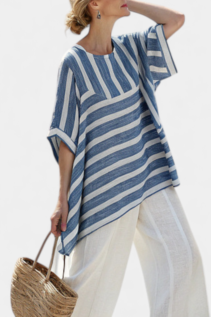 Elegant linned sæt i middelhavsstil med blå striber og bukser med afsluttet bund for et friskt og stilfuldt look