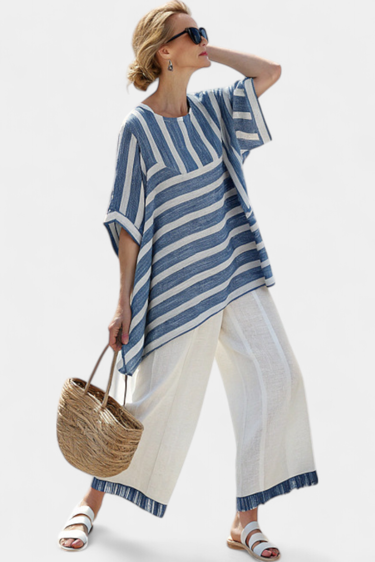 Elegant linned sæt i middelhavsstil med blå striber og bukser med afsluttet bund for et friskt og stilfuldt look