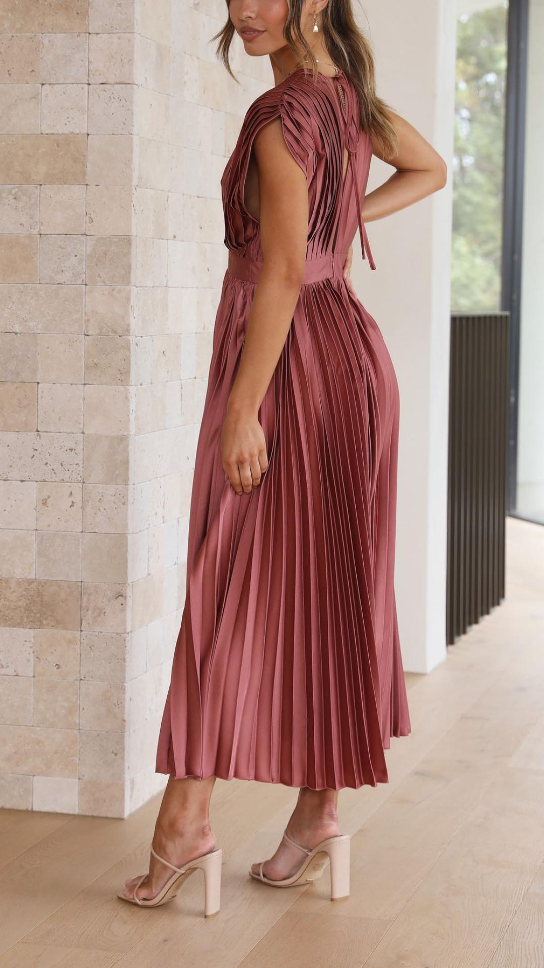 Alexis - Elegant Kjole med Flæser