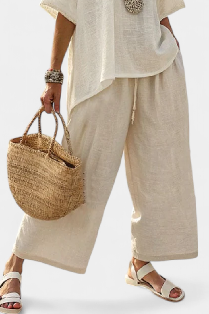 Komplet Minimalistisk Daisy i rå nuancer med oversized bluse og brede bukser til en enkel og elegant stil