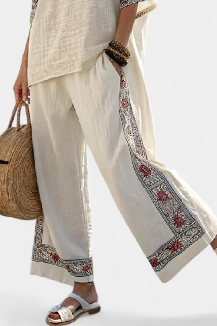 Middelhavsstil outfit i linned bambus med elegante røde og grønne striber