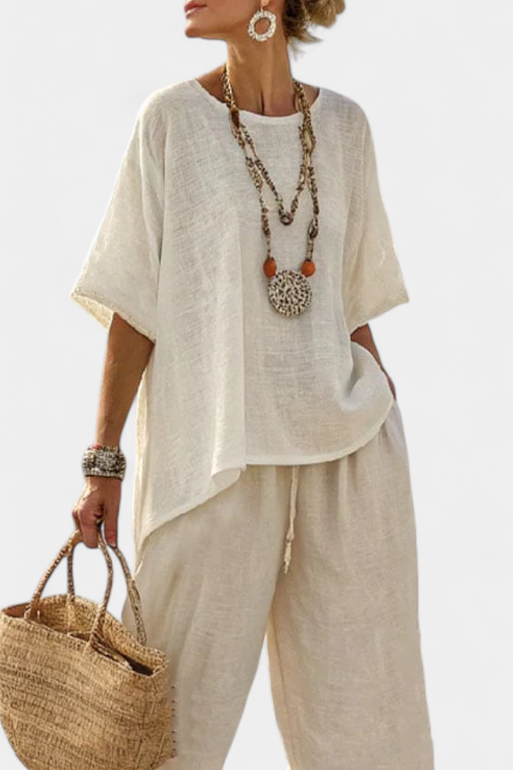 Komplet Minimalistisk Daisy i rå nuancer med oversized bluse og brede bukser til en enkel og elegant stil