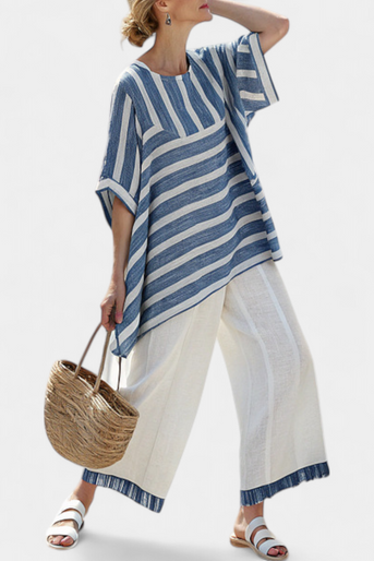 Elegant linned sæt i middelhavsstil med blå striber og bukser med afsluttet bund for et friskt og stilfuldt look