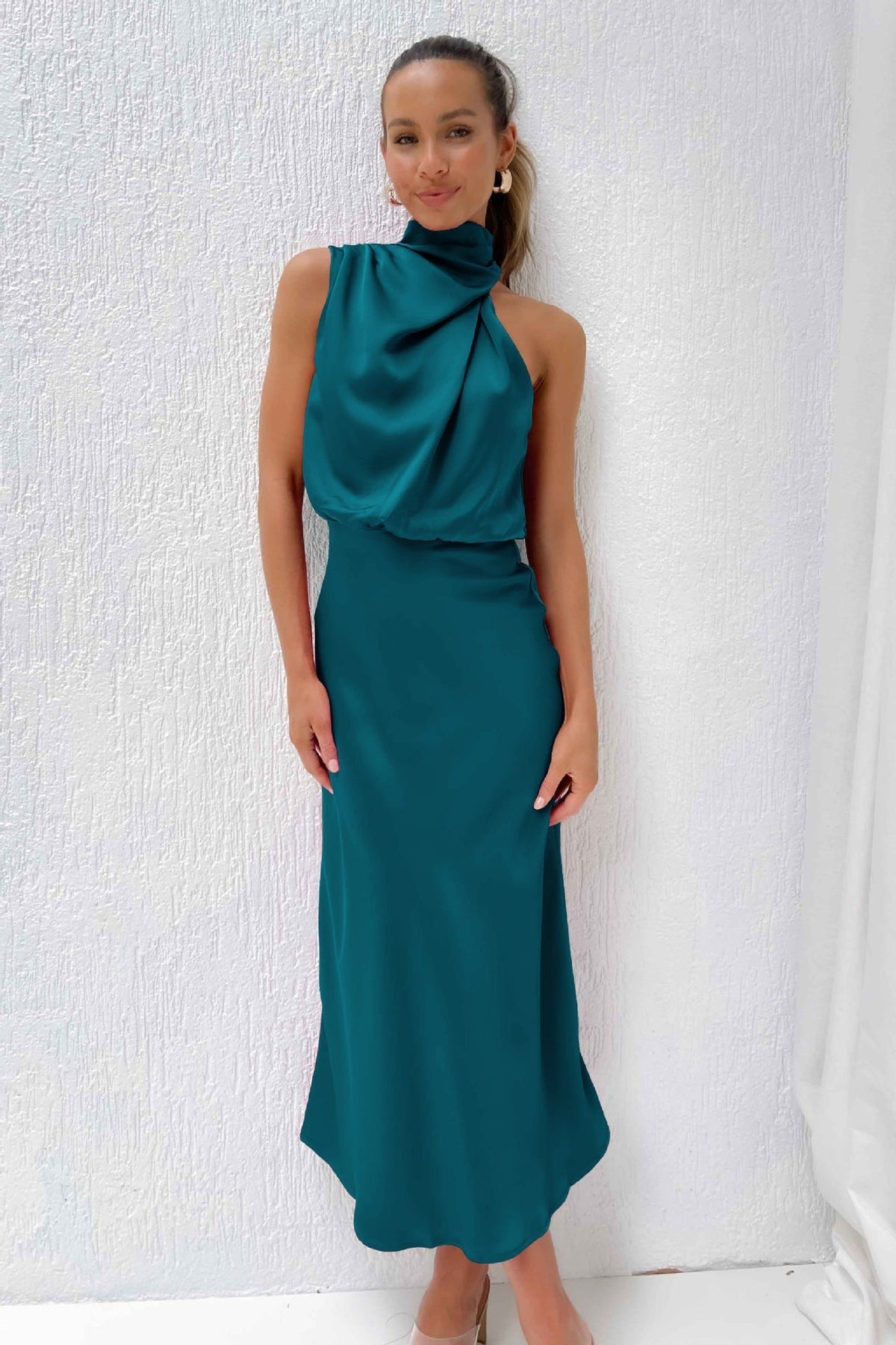Benthe - Midi Kjole med Off-the-Shoulder Design