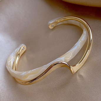 Elegant Guldarmbånd med Hvid Opal