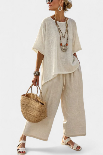 Komplet Minimalistisk Daisy i rå nuancer med oversized bluse og brede bukser til en enkel og elegant stil